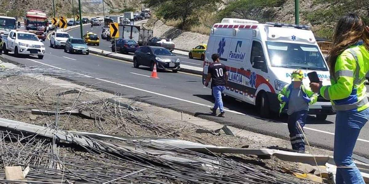 Quito: un fallecido y dos heridos por el volcamiento de un tráiler en Guayllabamba
