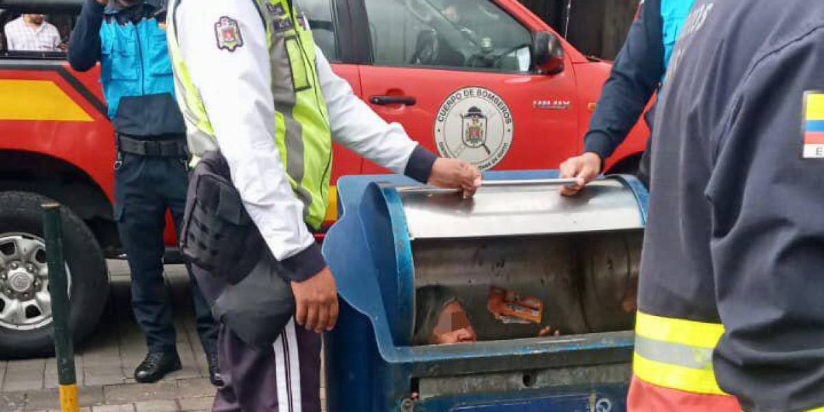 Quito: una mujer adulta mayor quedó atrapada en un basurero del Centro Histórico