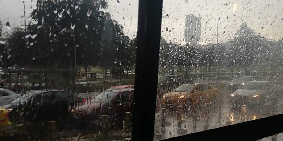 Fuerte lluvia en Quito la tarde de este martes 16 de agosto