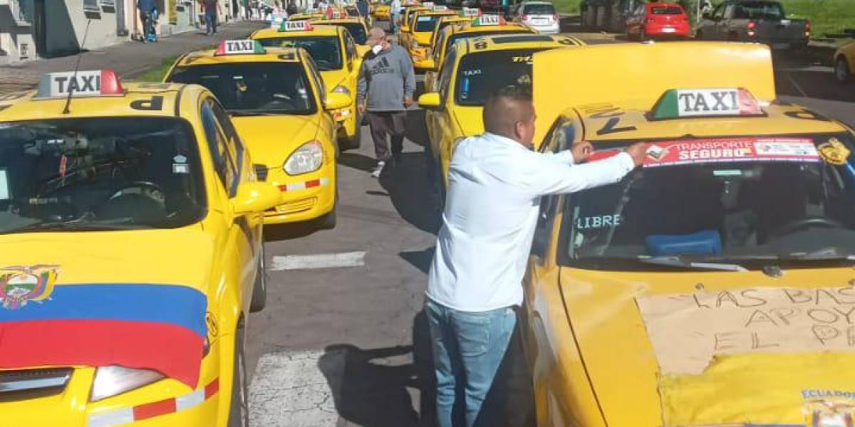 Quito: caravana de taxistas para rechazar la gestión del Gobierno