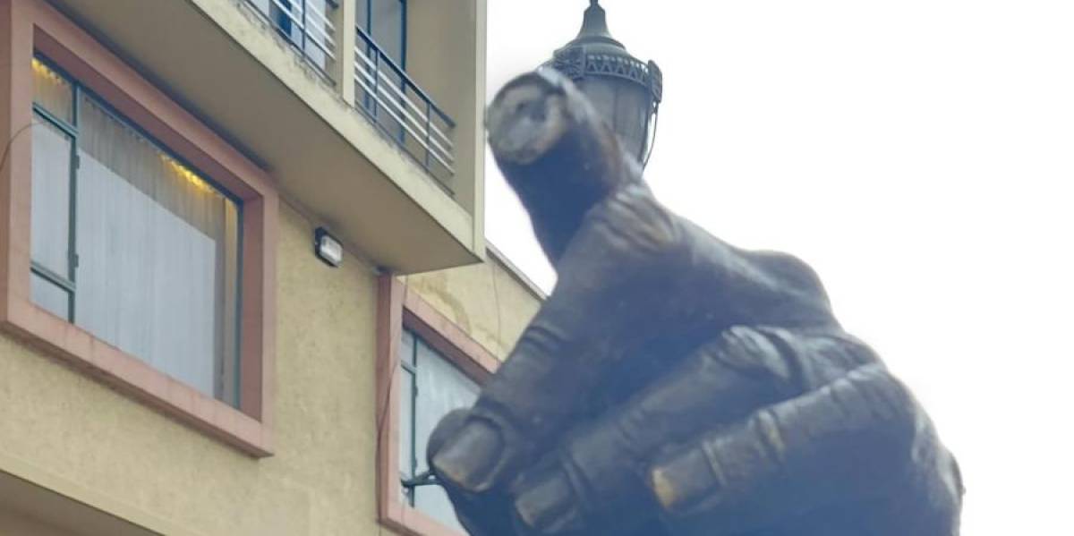 Centro Histórico de Quito: a la estatua de Sixto Durán Ballén le cortaron un dedo