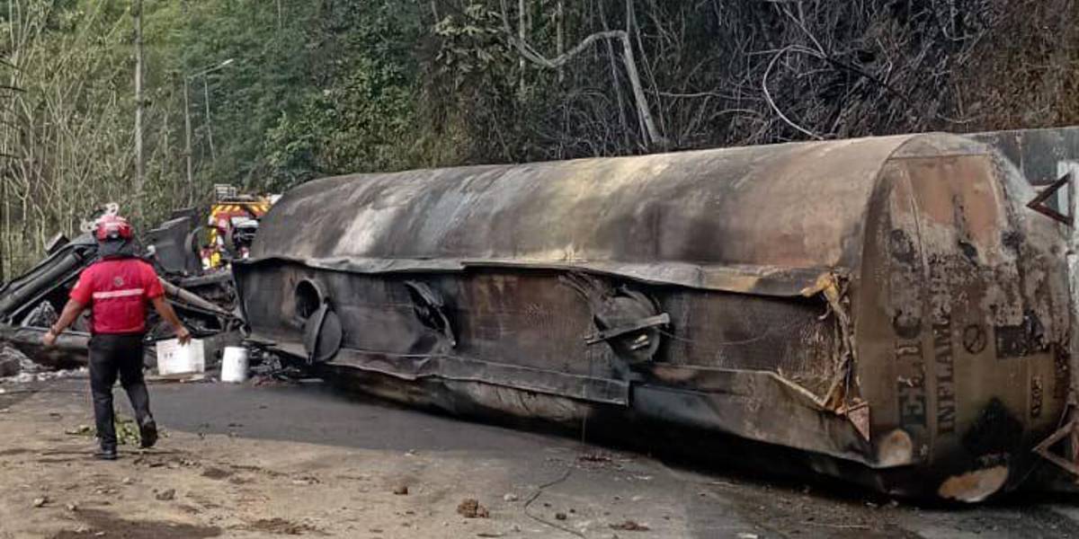 Un tanquero se volcó en la vía Las Mercedes - Los Bancos