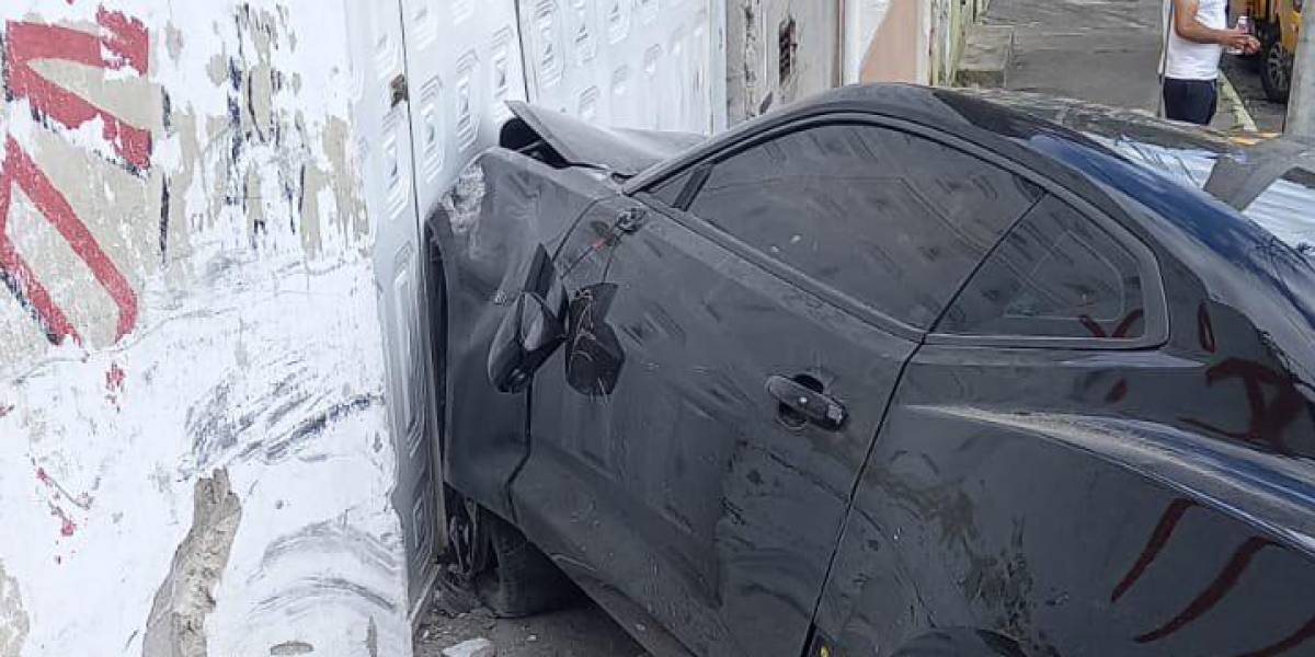 Juan Carlos Paredes chocó su auto de alta gama contra una casa en Quito