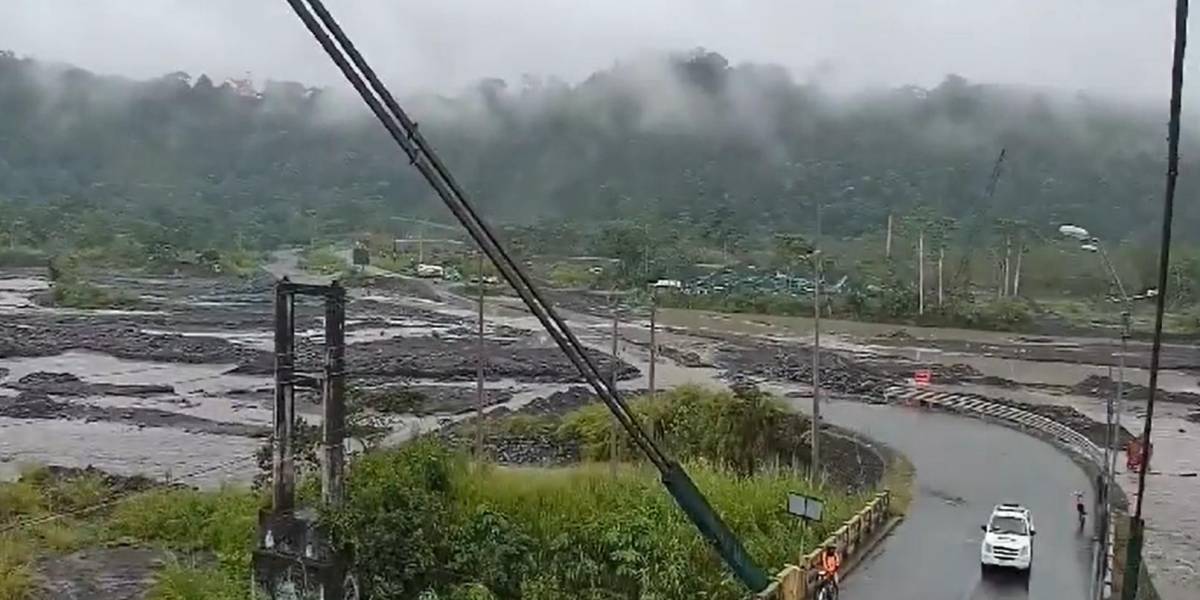 Desbordamiento de río Upano provocó cierre de la vía Macas-Puyo