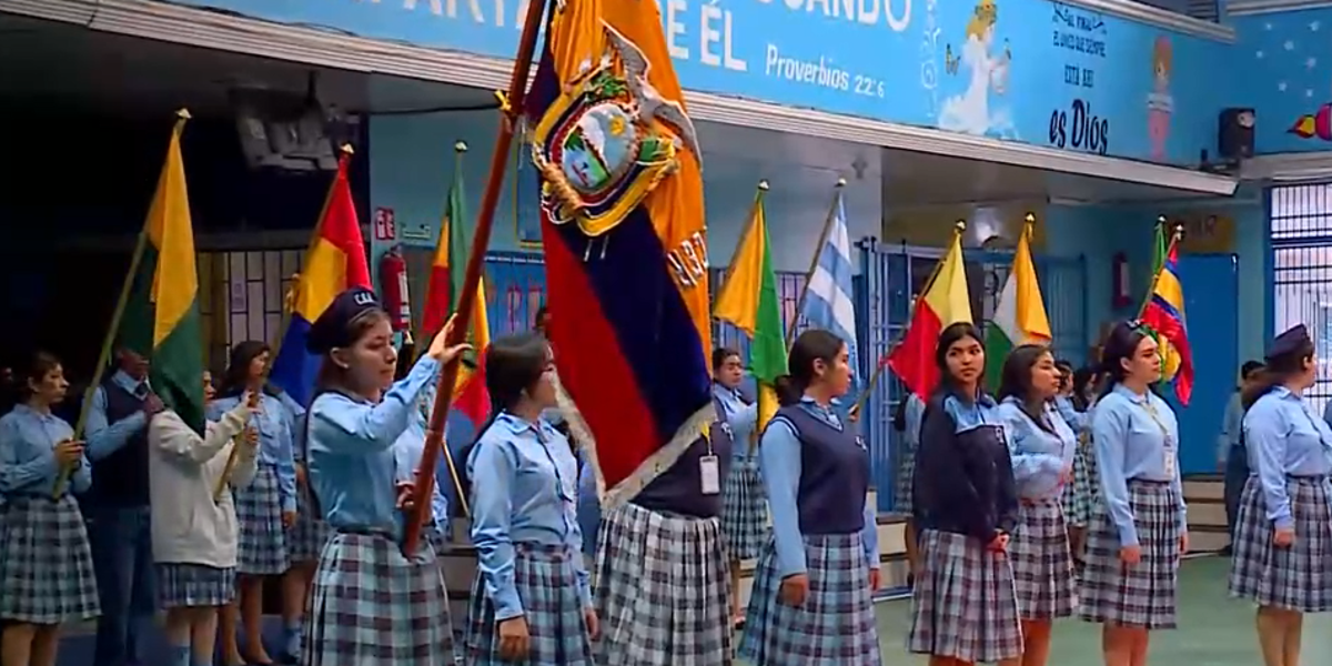 Las historias de tres jóvenes que llevan la bandera del Ecuador