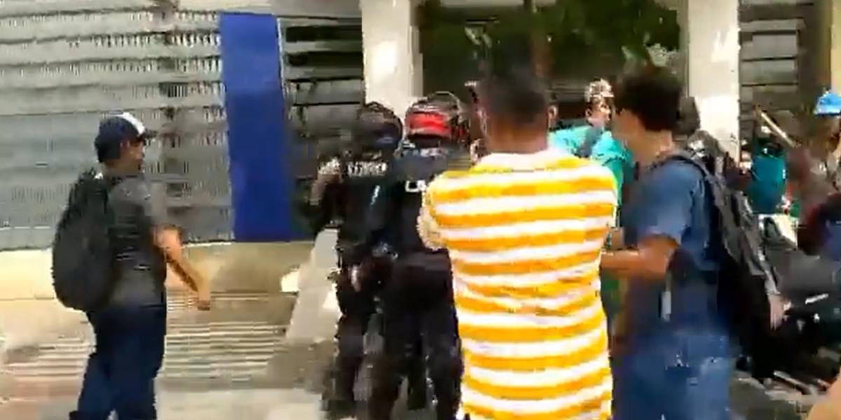 Estudiantes de la Universidad de Guayaquil denuncian 'represión' policial