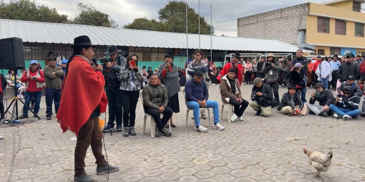 Los tres policías retenidos admitieron que compartían un chat llamado Asadero de cuy sobre Leonidas Iza