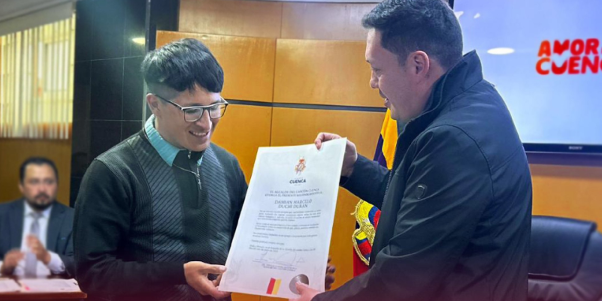 Damián Duchi recibió un reconocimiento en Cuenca por su valentía al salvar a dos niñas en el río Yanuncay