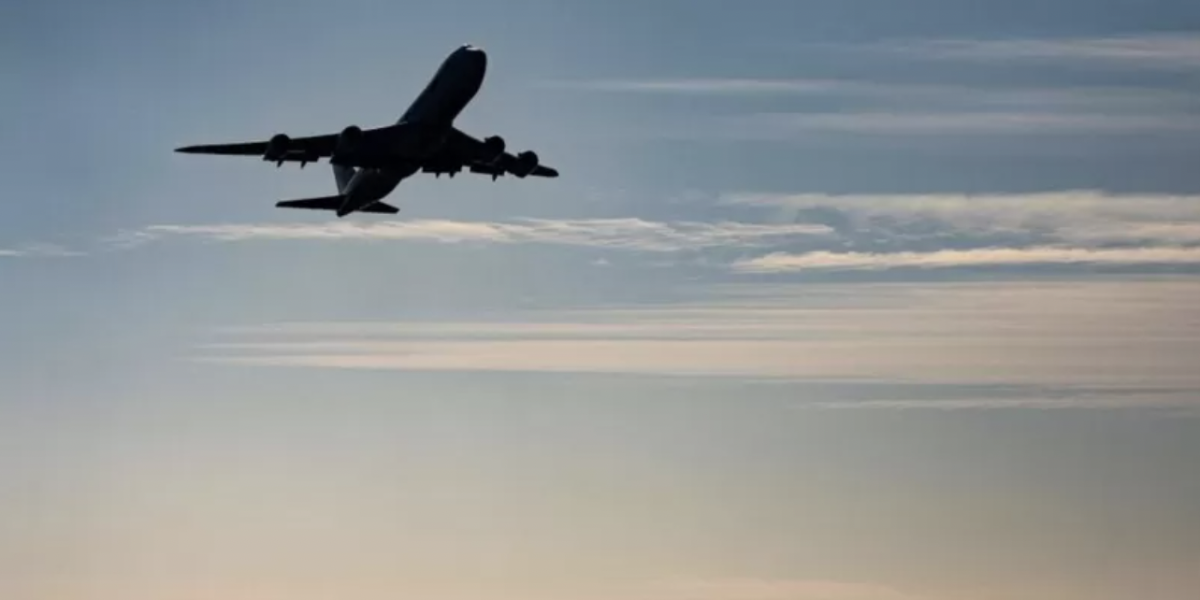 Qué son los “vuelos fantasma” (y por qué las aerolíneas no los cancelan)