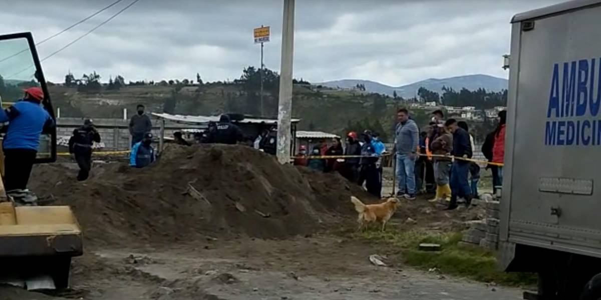Dos trabajadores municipales mueren sepultados por un alud de tierra en Latacunga