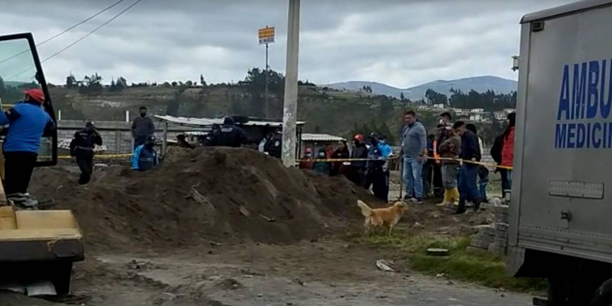 Dos trabajadores municipales mueren sepultados por un alud de tierra en Latacunga