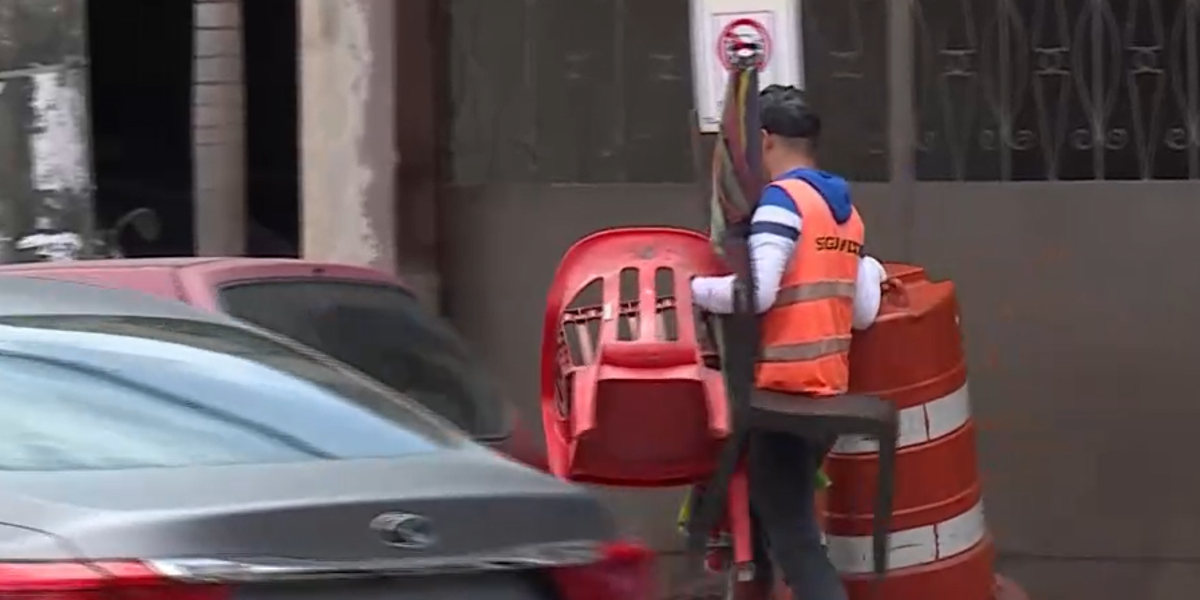 Retiran objetos usados por franeleros para separar espacios en la vía pública