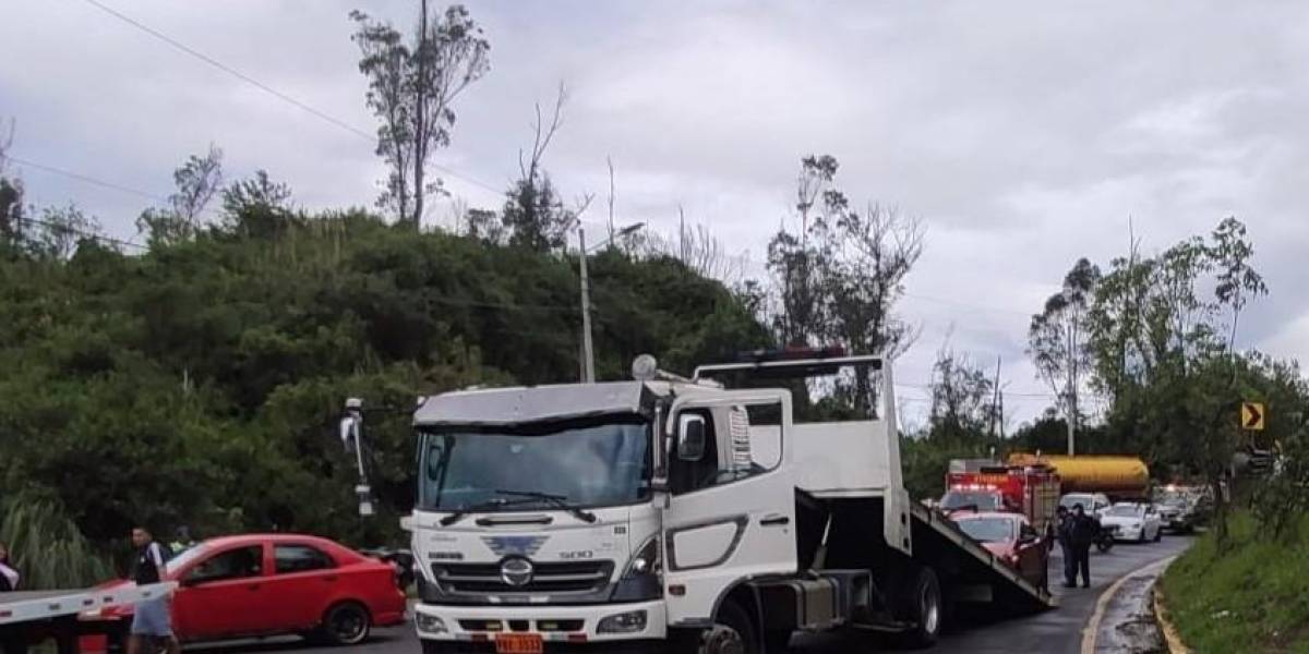 2 accidentes en la Av. Simón Bolívar, en Quito, dejan 5 personas afectadas