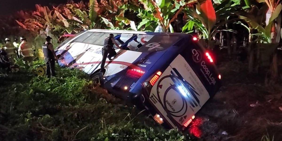 El Oro: volcamiento de bus interprovincial dejó cuatro fallecidos y 22 heridos