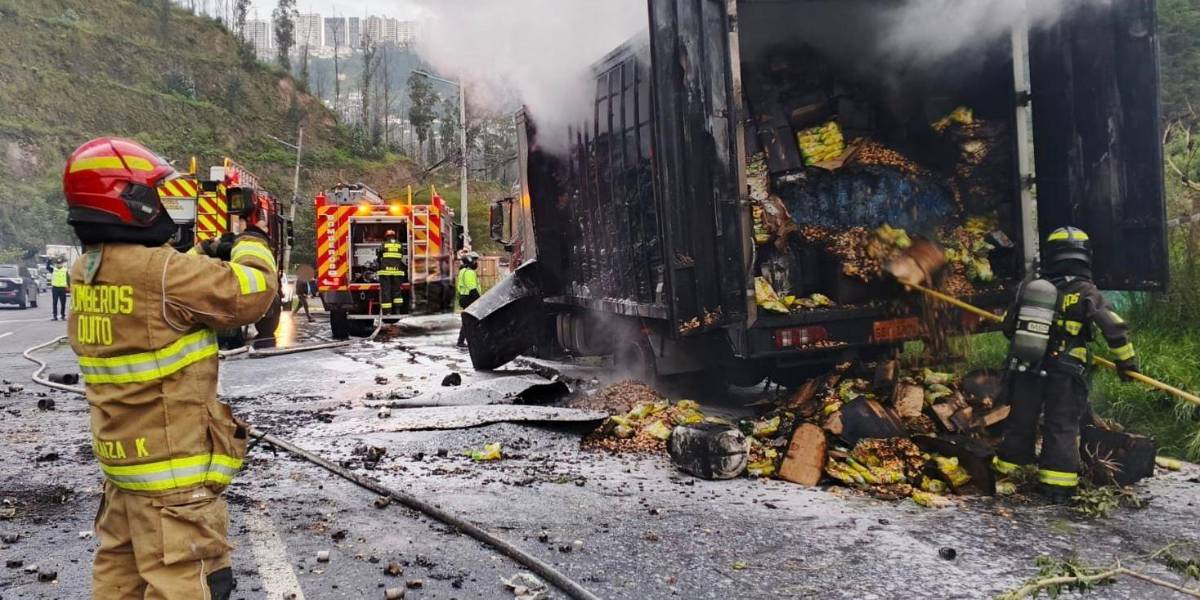 Un camión se incendió en la avenida Simón Bolívar y genera fuerte tráfico vehicular