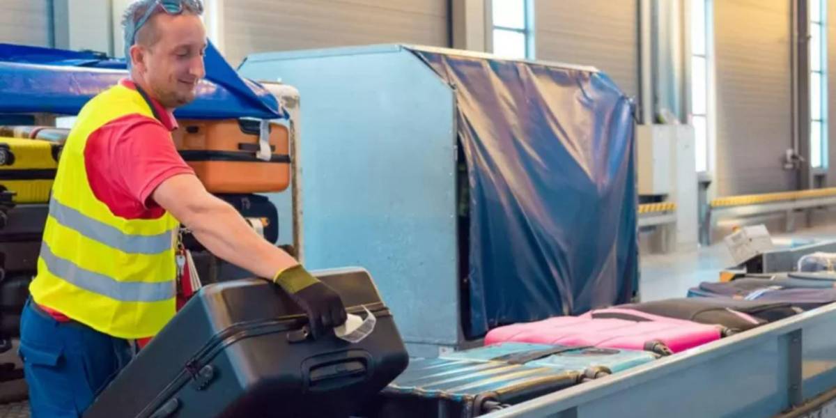 La aerolínea que le pide a sus ejecutivos que trabajen de maleteros en el aeropuerto