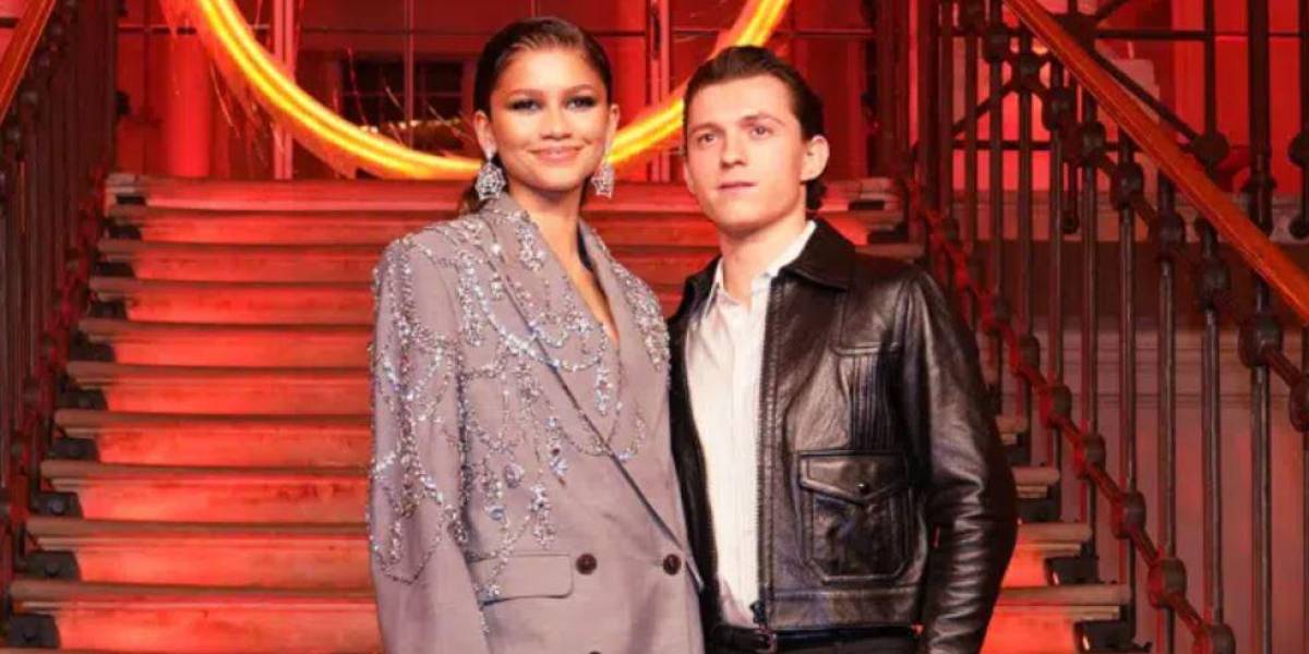 Zendaya y Holland posan para una fotografía