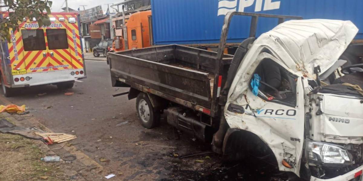 Un camión se accidentó en la avenida Simón Bolívar y dejó al conductor herido