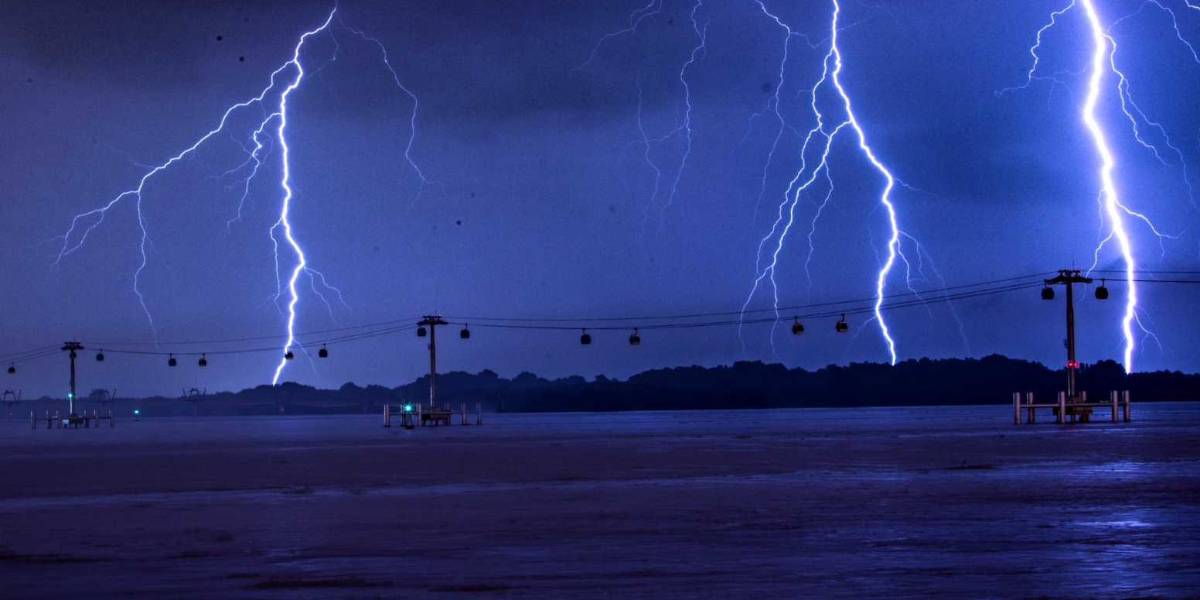 El guayaquileño que desafía el clima para fotografiar rayos y relámpagos