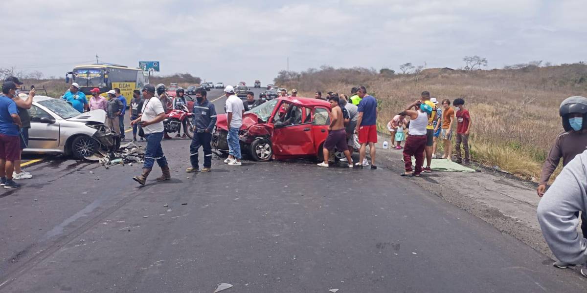 Triple accidente en vía a la Costa, en Guayaquil, deja dos personas fallecidas