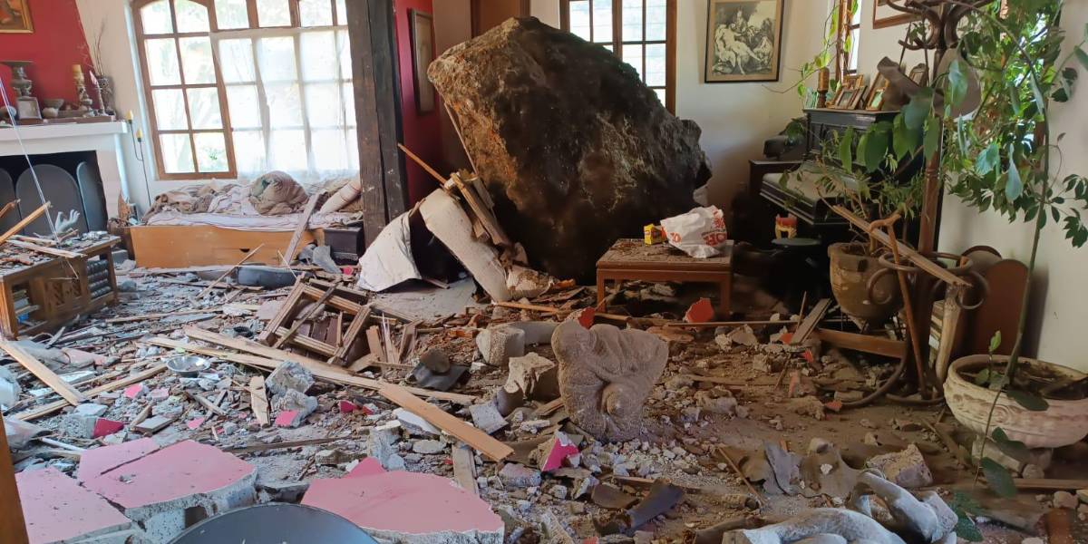 Una enorme roca se desprendió de un talud y destruyó el techo de una casa en Guápulo