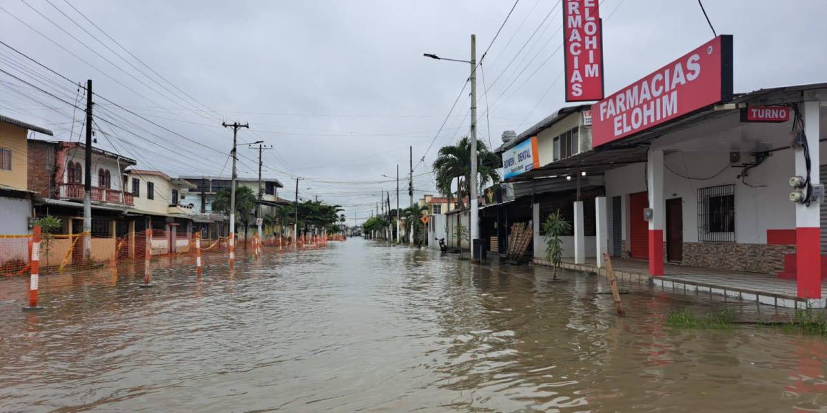 Calles y colegios de Chone están inundados tras el intenso aguacero de este lunes 10 de julio