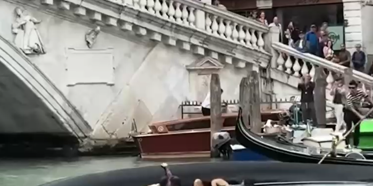 Turistas acaban en el agua al volcar una góndola en Venecia mientras se tomaban fotos