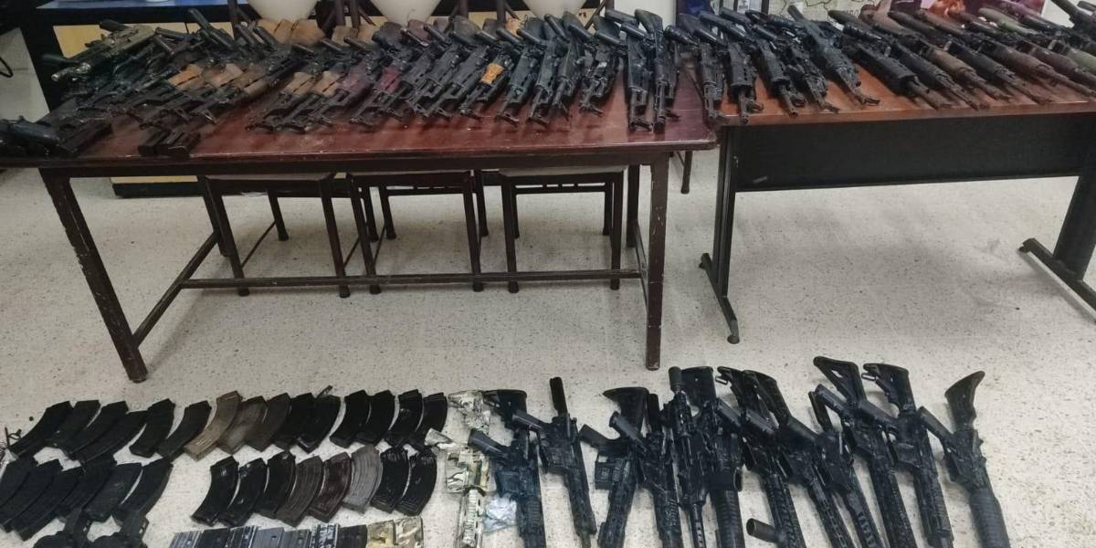 Las FF.AA. decomisaron un arsenal de Los Choneros encaletado en un terreno baldío, en Portoviejo