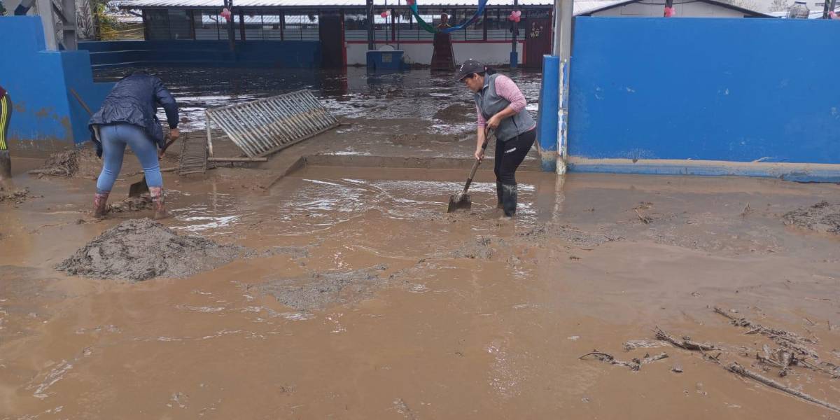 Casas y escuelas, afectadas por el desbordamiento de una quebrada en Quijos, provincia de Napo