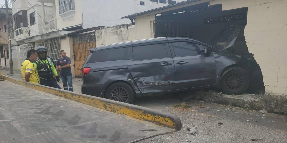 Siniestro en Guayacanes: Un vehículo pierde el control y derriba la pared de una vivienda