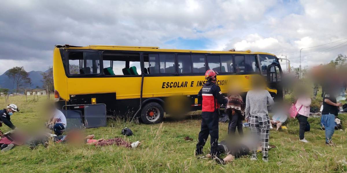 Un siniestro de tránsito con un bus de transporte escolar dejó numerosos heridos en Otavalo