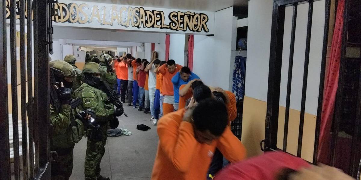 Quito: la fuerza pública encontró droga, cuchillos y fierros en la cárcel de El Inca