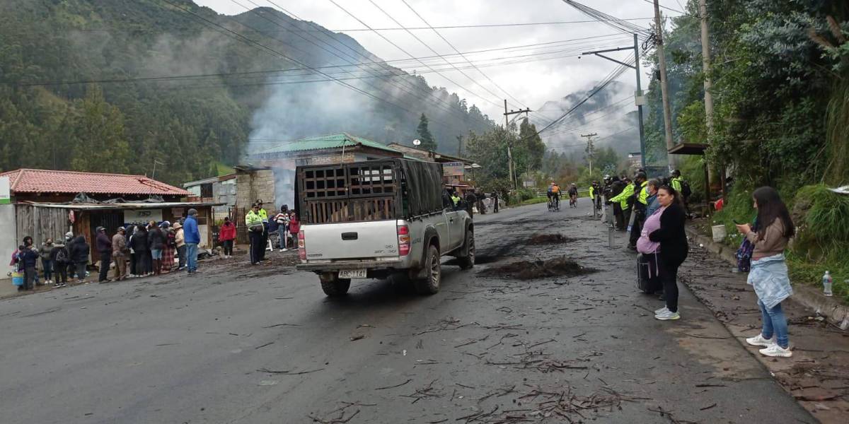 Convoy con alimentos, medicina y tanques de oxígeno fue atacado en la vía Cuenca-Molleturo