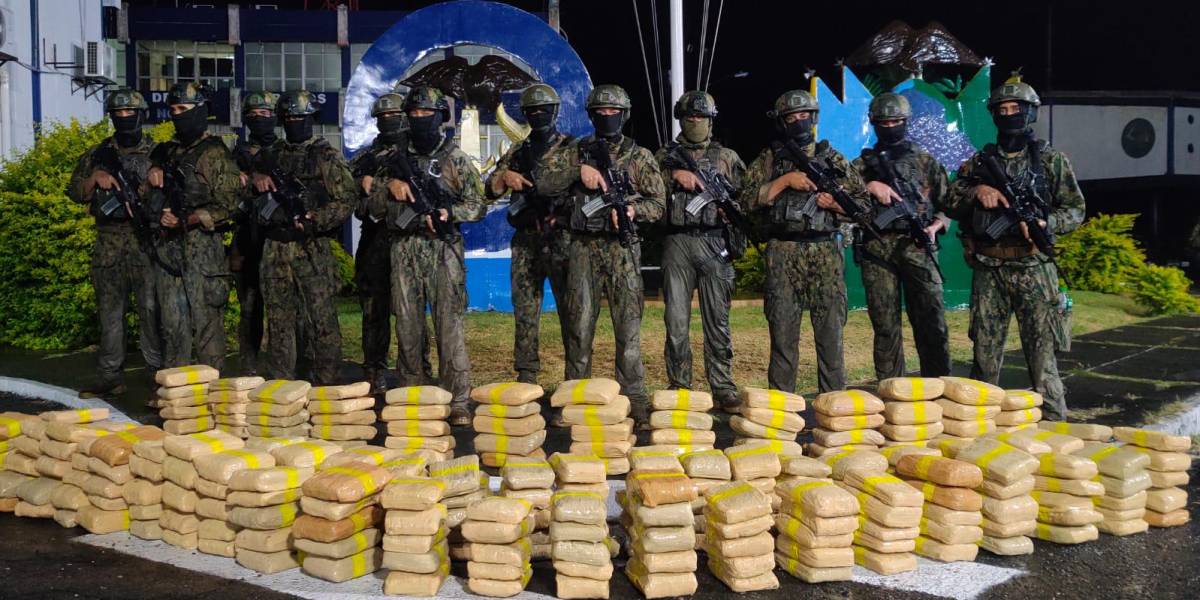 Esmeraldas: las Fuerzas Armadas decomisan 286 paquetes de droga en Bocana de Lagarto