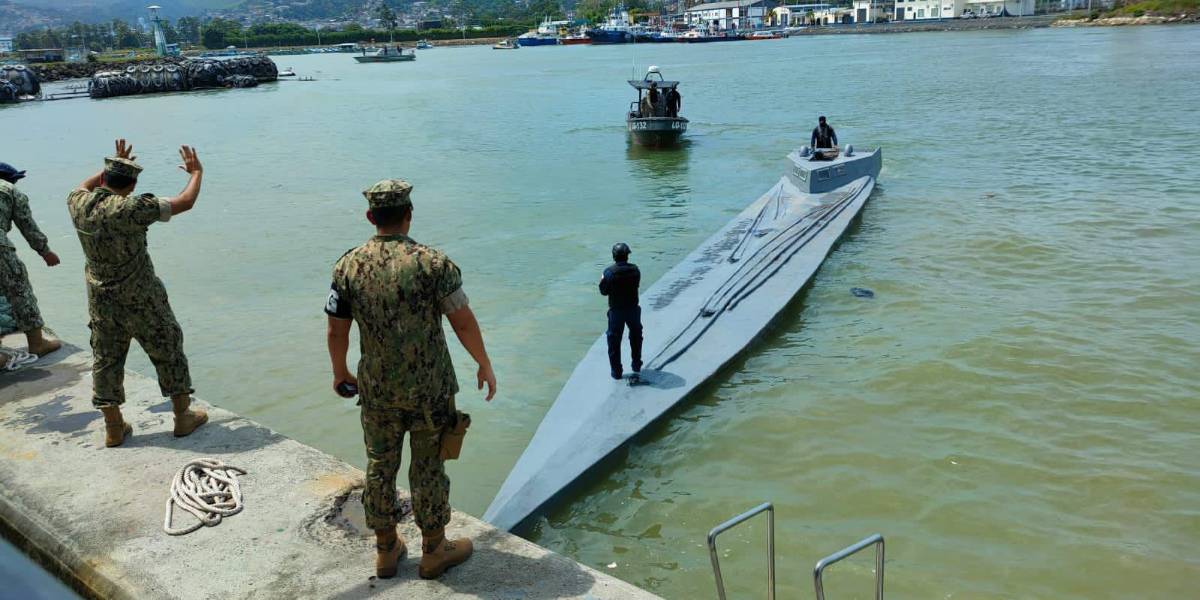 Tres colombianos son detenidos en un semisumergible con droga hallado frente a la costa de Esmeraldas