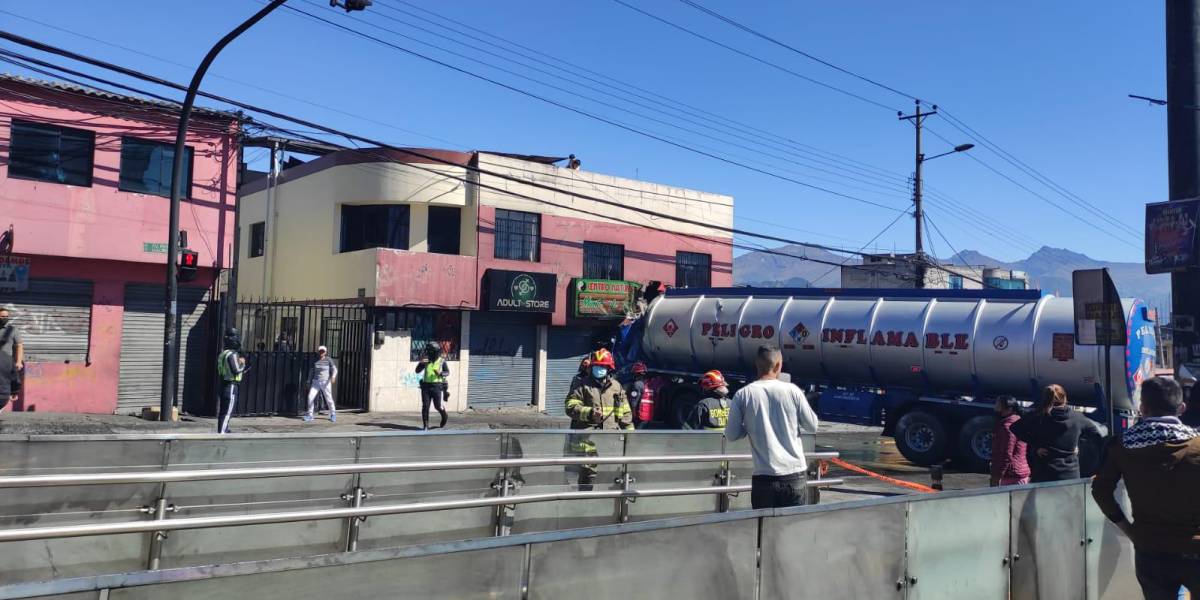 Tanquero de gasolina se estrelló contra una casa en el sur de Quito