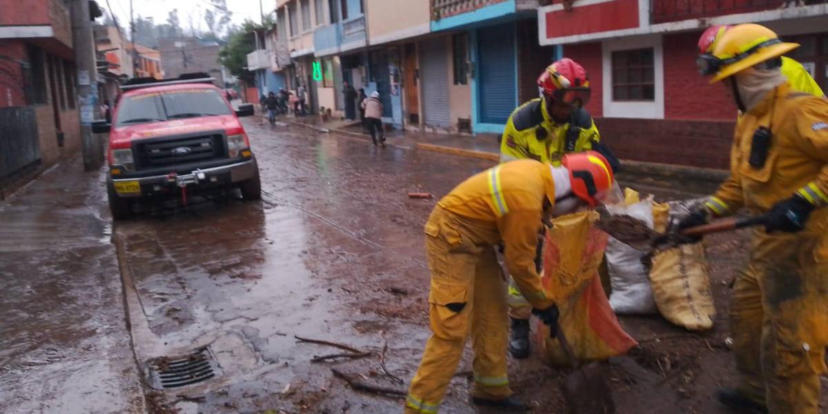 Las fuertes lluvias y granizo provocaron inundaciones en Sangolquí, este 8 de agosto de 2025