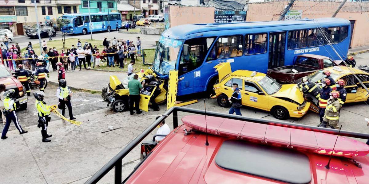 Choque entre 7 vehículos en el sur de Quito deja 5 heridos