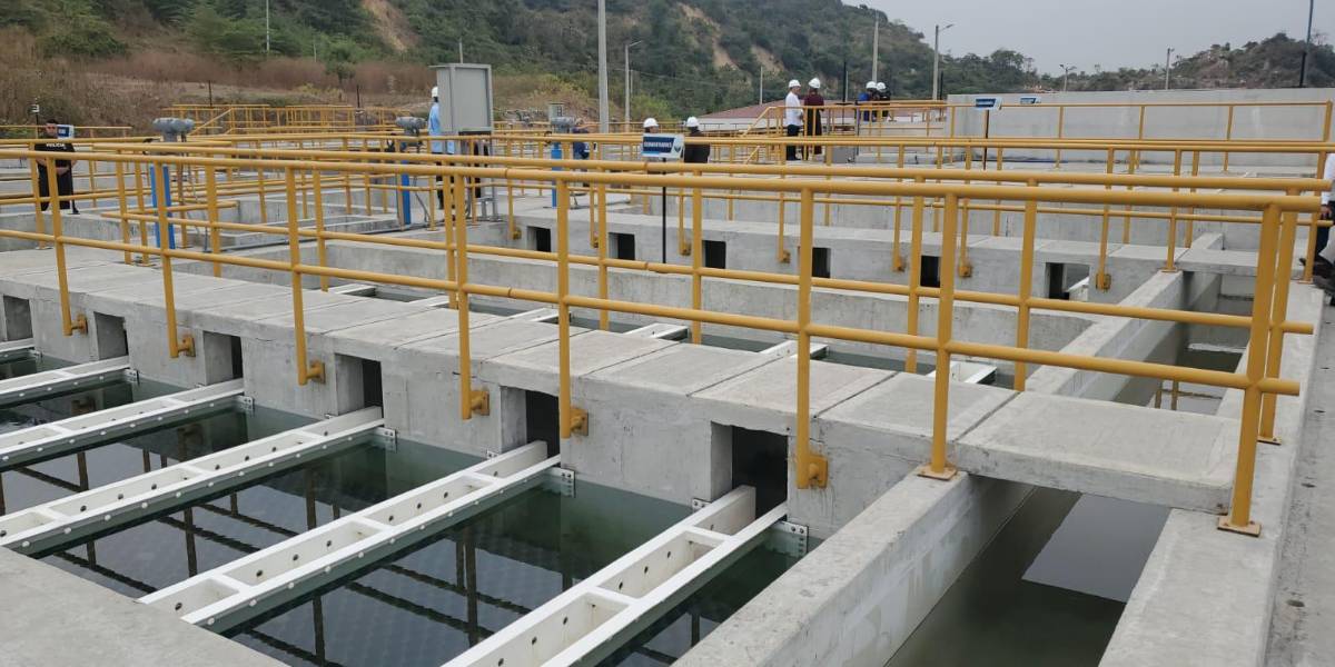 El alcalde de Daule plantea bajar presión del agua para evitar más roturas en La Aurora