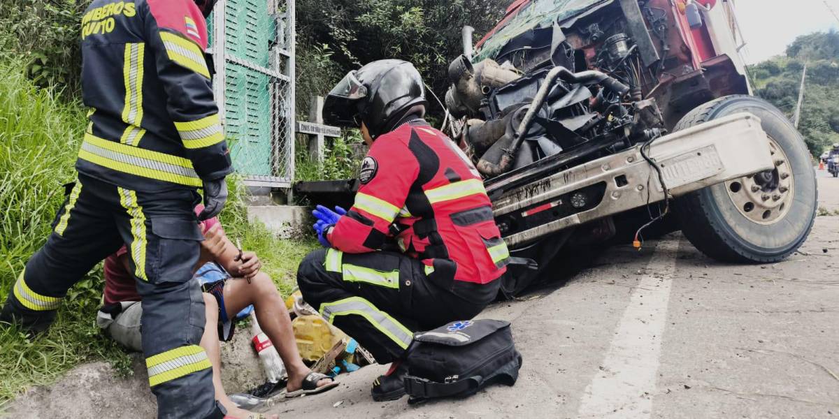 Quito: un tráiler se volcó en la avenida Simón Bolívar, a la altura de Gualo