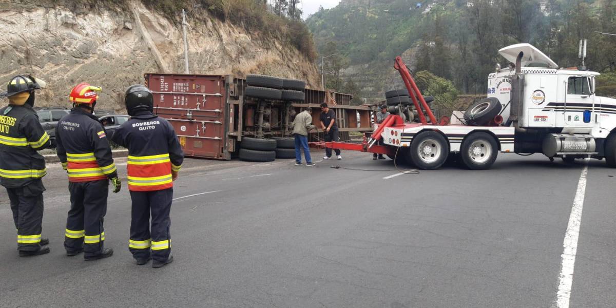 Quito: accidente de tránsito complica circulación por la av. Simón Bolívar