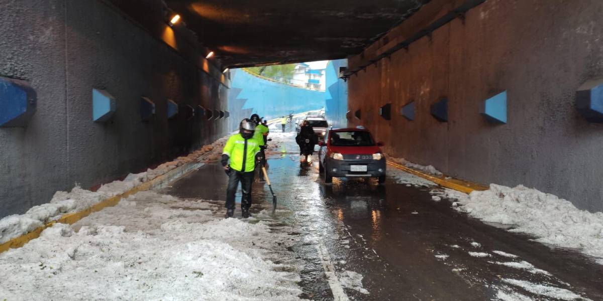 53 emergencias se registraron tras fuerte granizada en Quito
