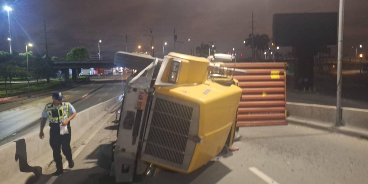 Guayaquil | Un trailer se volcó cerca de la av. Juan Tanca Marengo y la vía quedó parcialmente cerrada