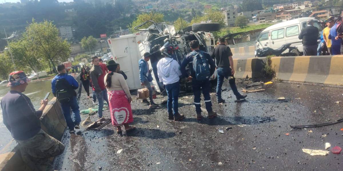 Sur de Quito: un vehículo pesado se volcó el puente de Guajaló