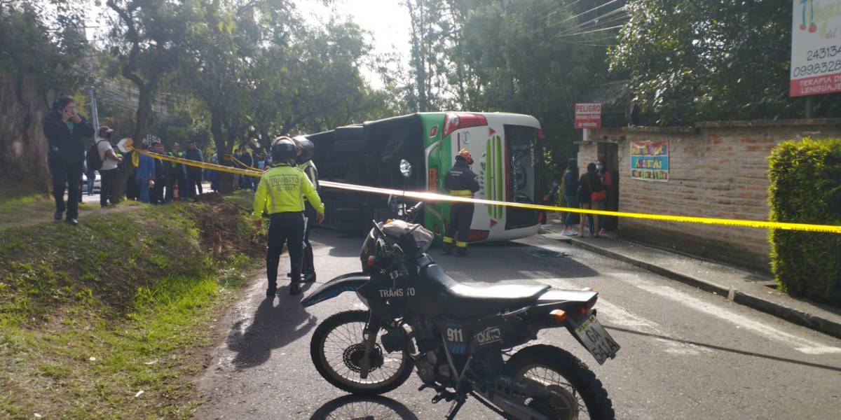 Quito: Un bus con 26 pasajeros se volcó en Cumbayá