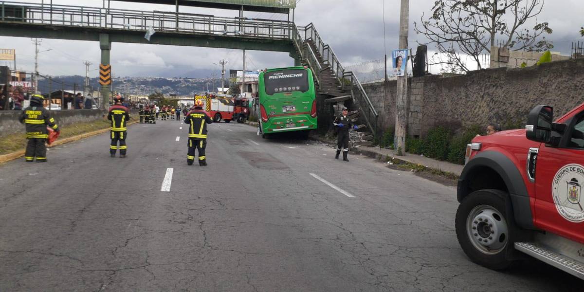 Quito | 26 heridos tras choque de bus contra las gradas de un puente en la Panamericana Norte, Calderón