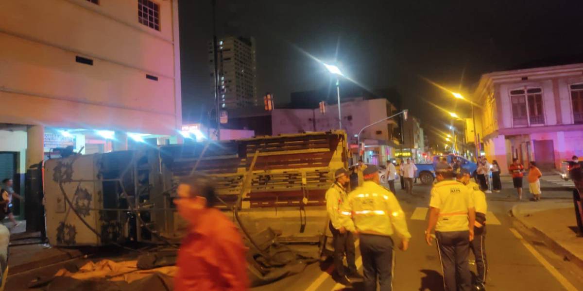 Camión militar se volcó en el centro de Guayaquil; conductor ebrio causó el accidente que dejó 16 heridos