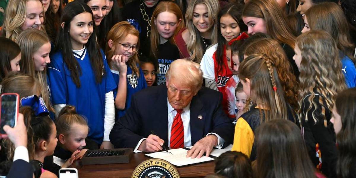 Donald Trump firma decreto que impide a atletas transgénero participar en deportes femeninos