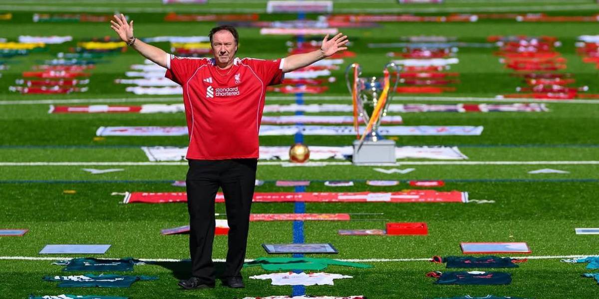 Aficionado del Liverpool rompe récord de mayor colección de camisetas de un mismo equipo
