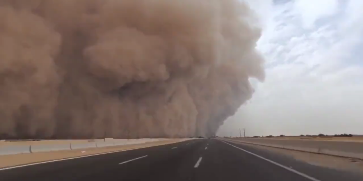 (VIDEO) | El momento en el que una tormenta de arena engulle el Canal de Suez en Egipto